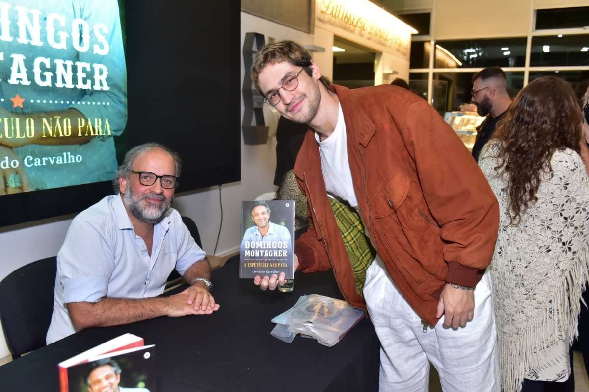Gabriel Leone e o autor da obra, Oswaldo Carvalho. Foto: Leo Franco/AgNews