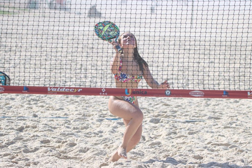 larissa manoela jogando beach tennis