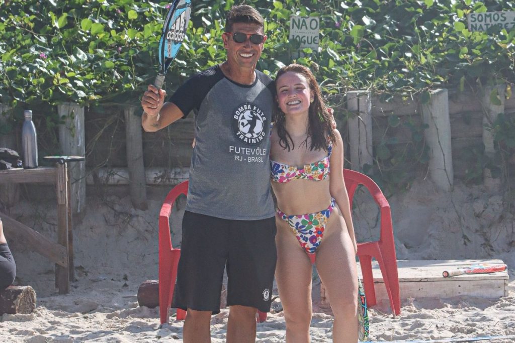 larissa manoela jogando beach tennis