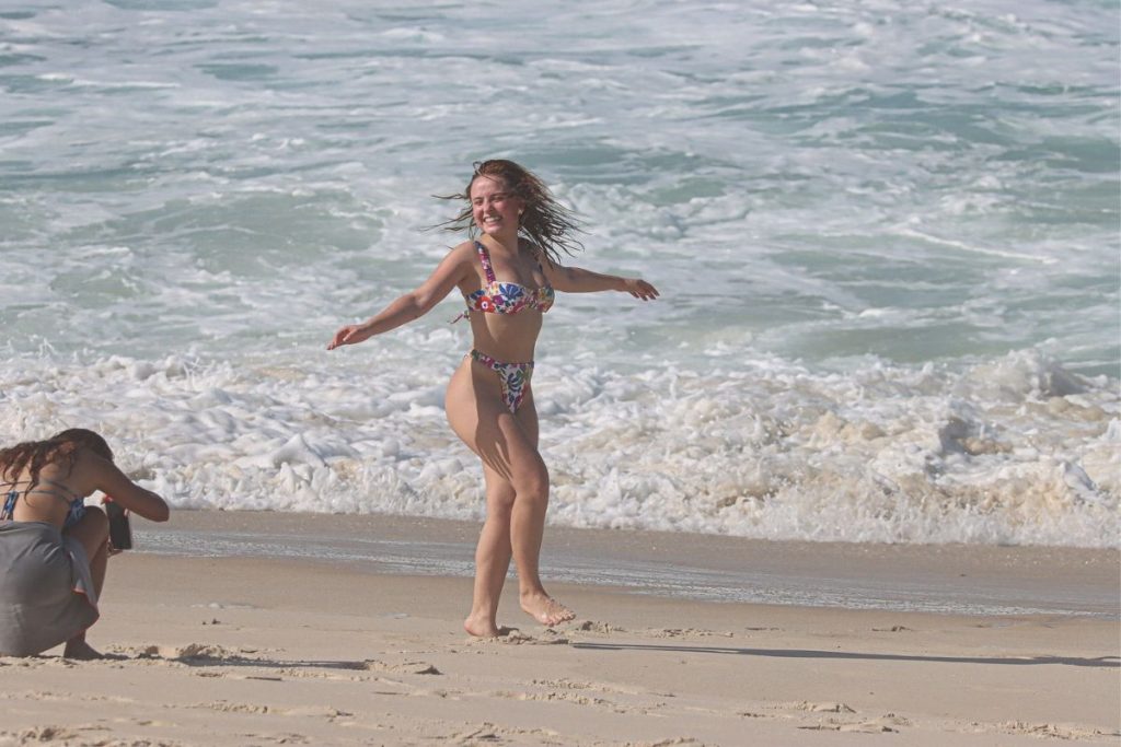 larissa manoela tirando fotos na praia