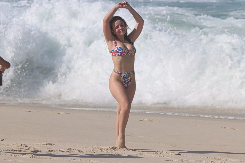 larissa manoela tirando fotos na praia