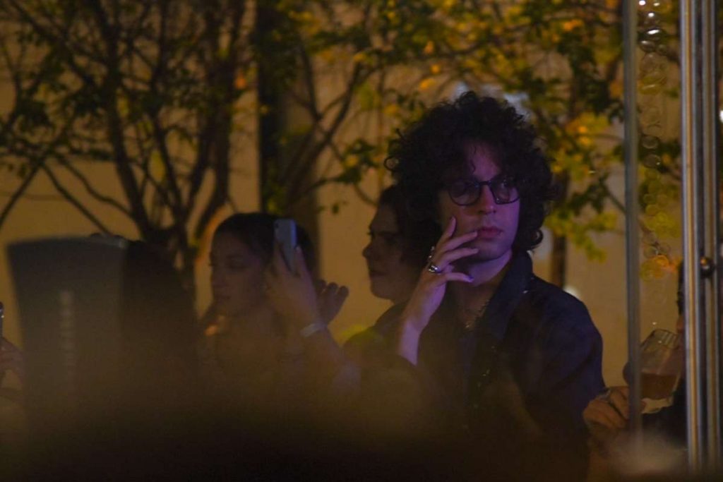 Lucas Jagger assiste ao desfile da mãe em São Paulo.