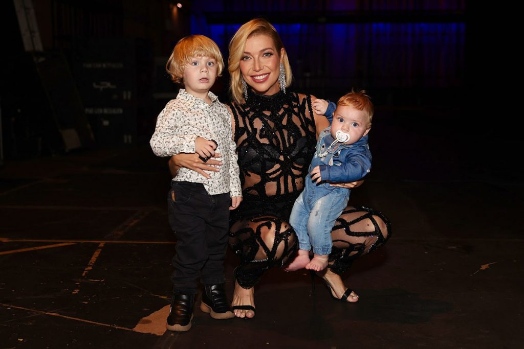 Luiza Possi com os filhos Lucca e Matteo