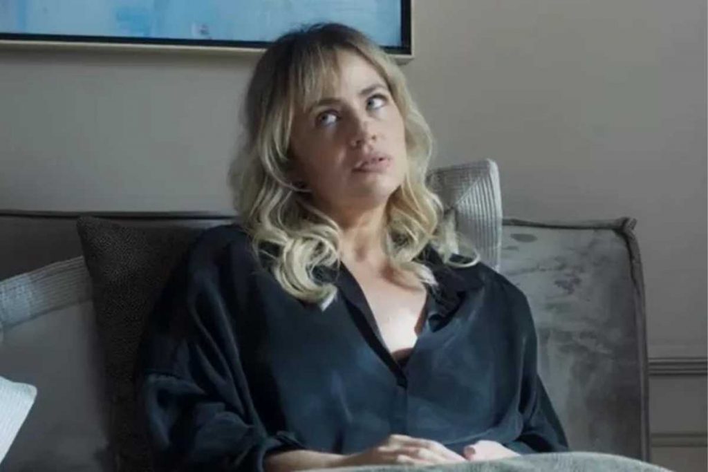 Madeleine (Karina Teles) brava com Irma (Camila Morgado)