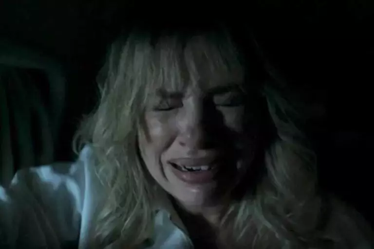 Madeleine (Karine Teles) chorando durante acidente