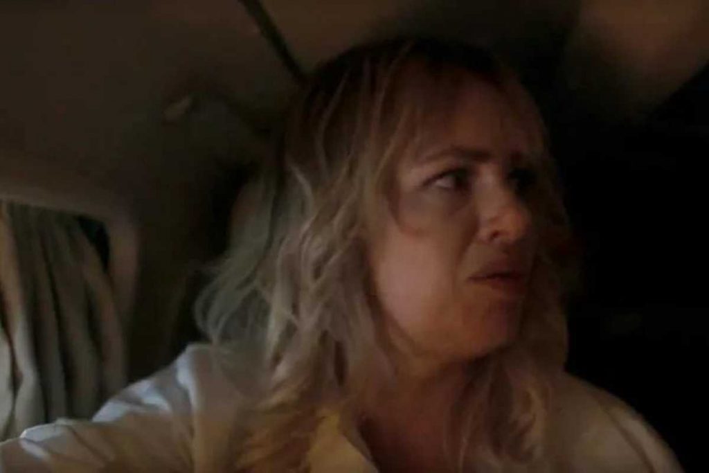Madeleine (Karine Teles) preocupada durante acidente de avião