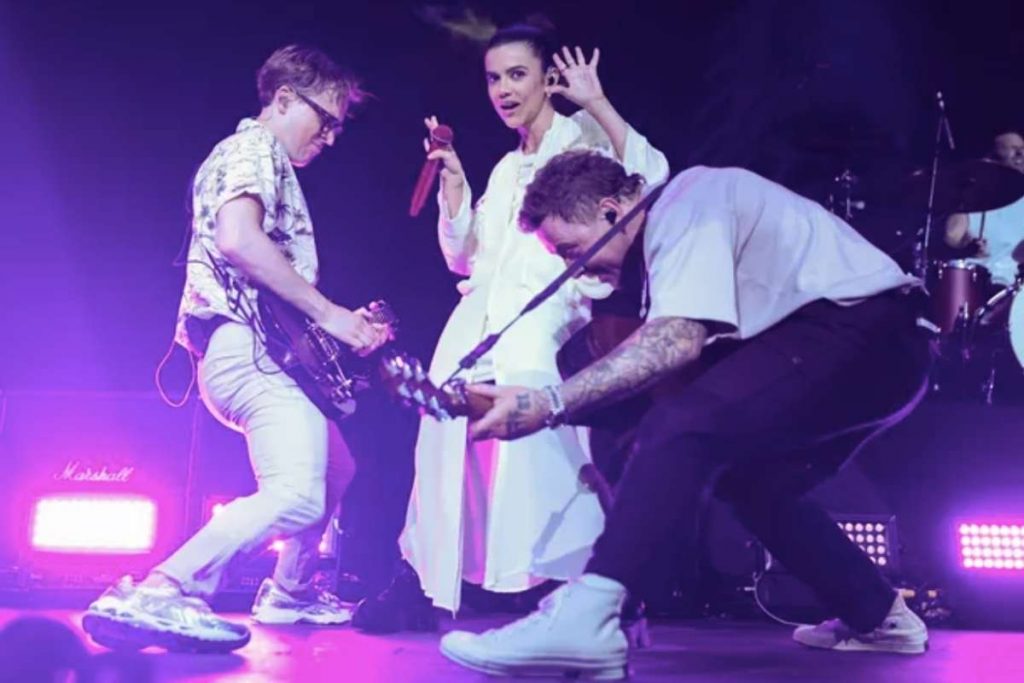 Manu Gavassi canta com McFly em São Paulo.