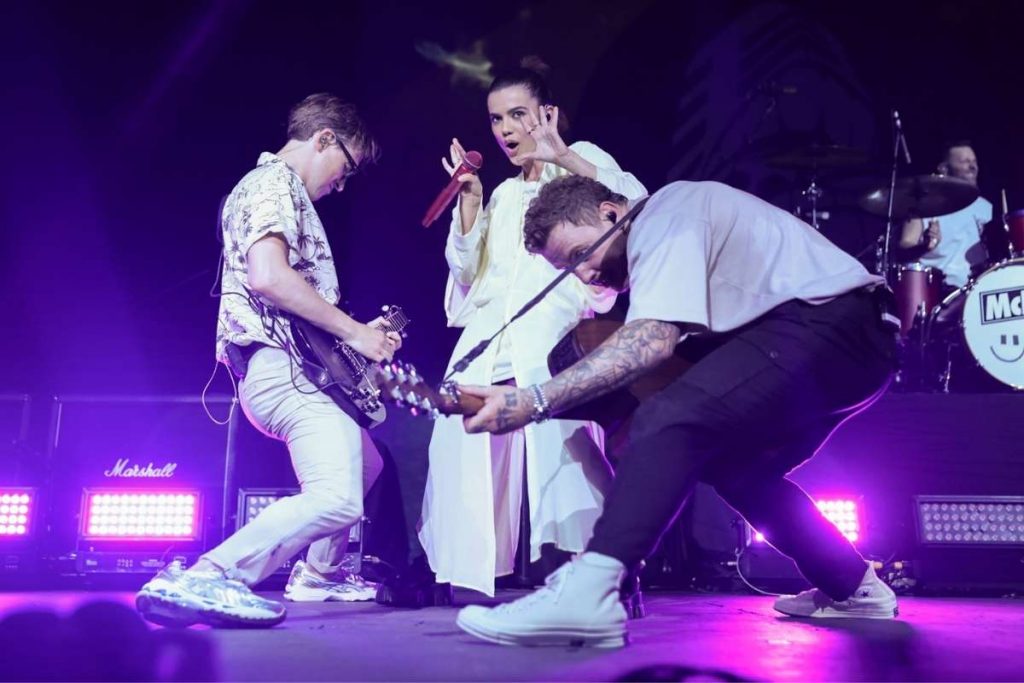 Manu Gavassi canta com McFly. Grupo fez sua última turnê no Brasil em 2011.