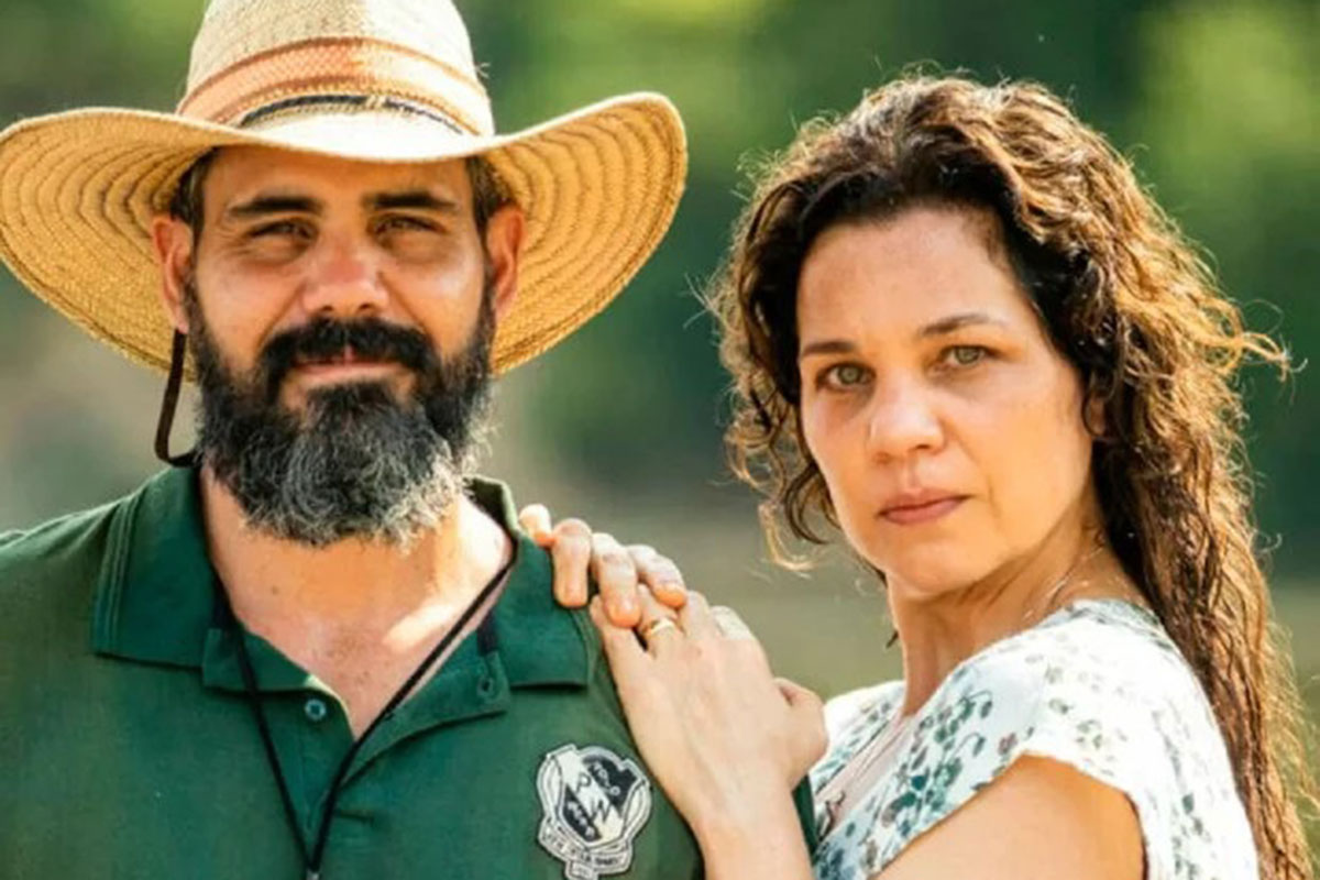 Alcides (Juliano Cazarré) e Maria Bruaca (Isabel Teixeira) em Pantanal