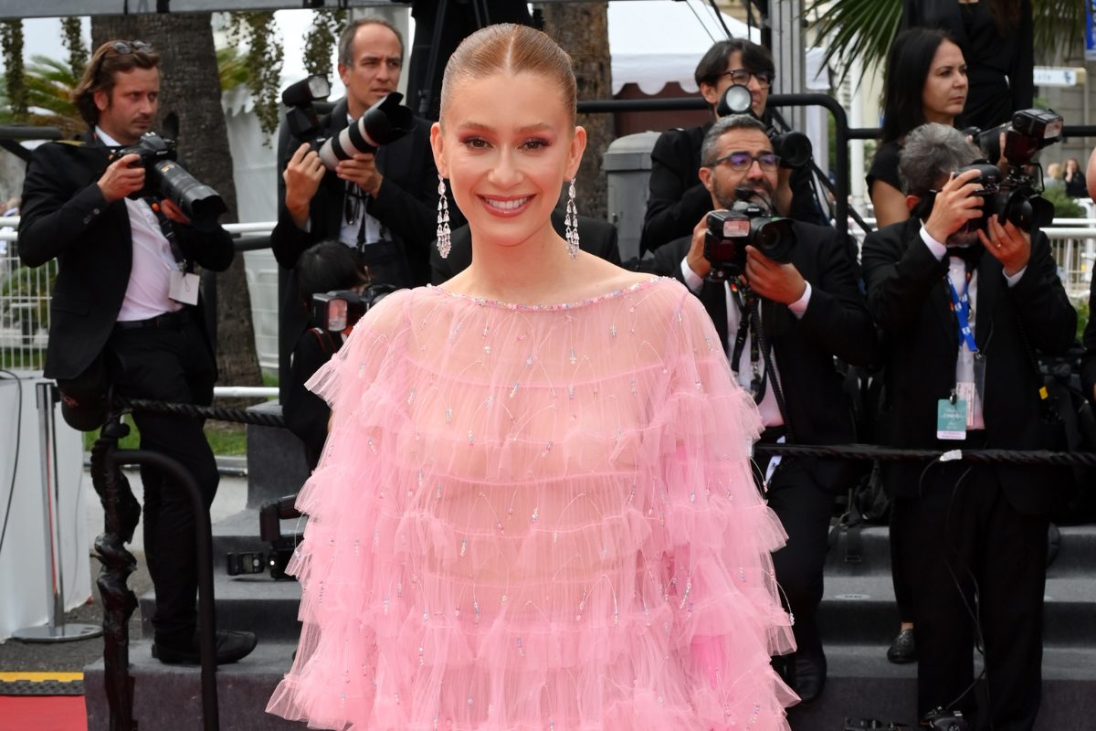 Marina Ruy Barbosa veste look rosa com babados no Festival de Cannes, na França