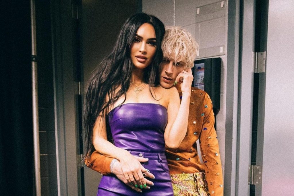 Megan Fox e Machine Gun Kelly posando para foto