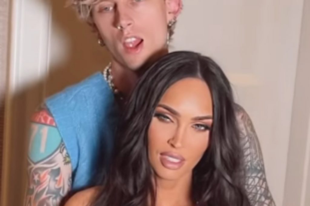megan fox posando abraçada com machine gun kelly