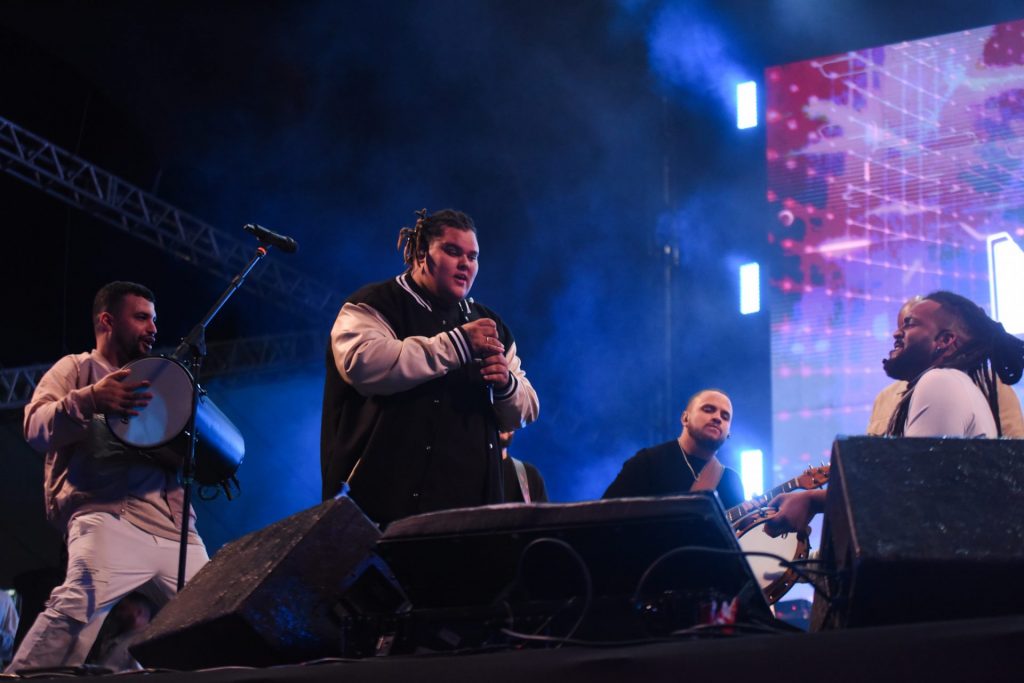 Grupo Menos É Mais se apresentando em palco do festival Samba Prime