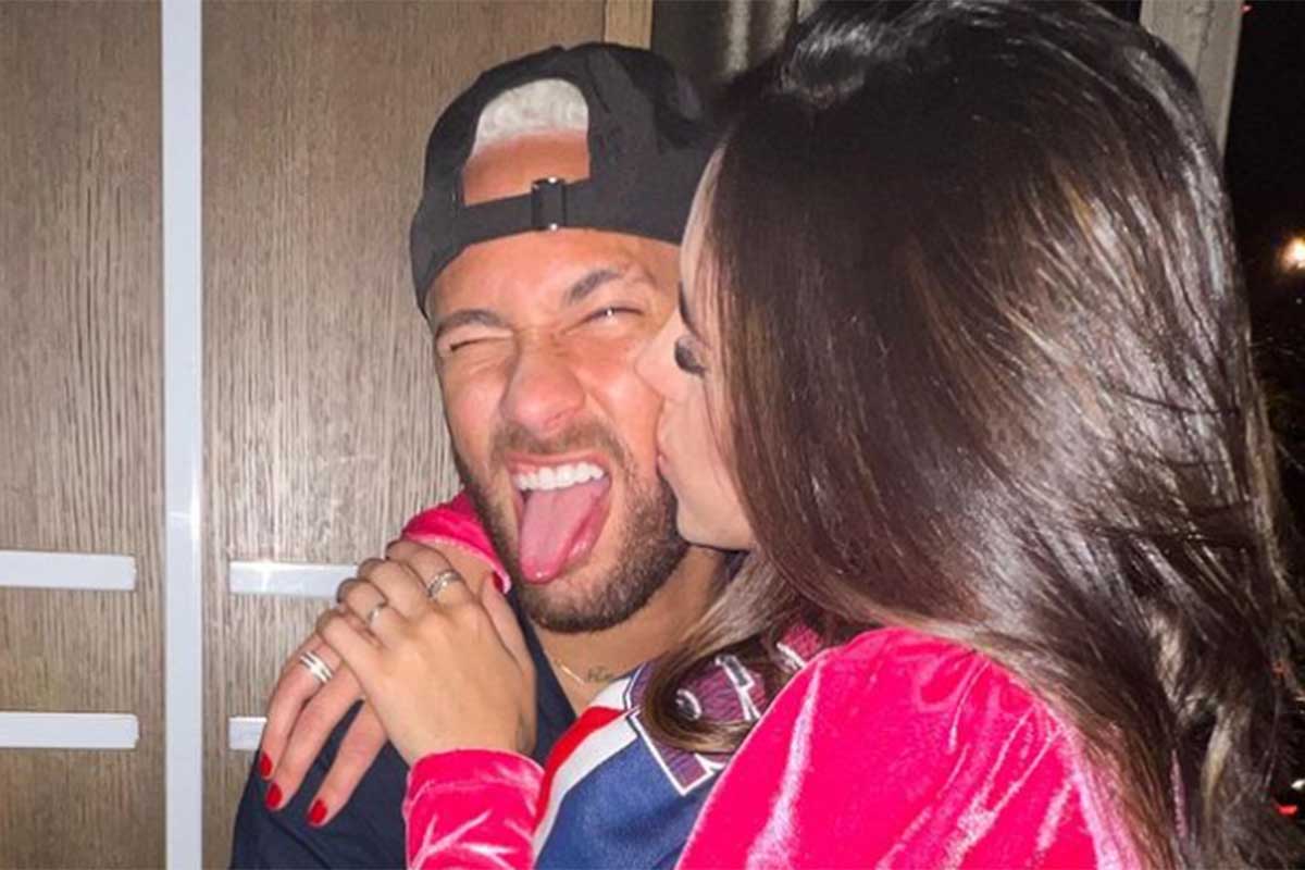 Neymar ganha beijo da namorada, Bruna Biancardi