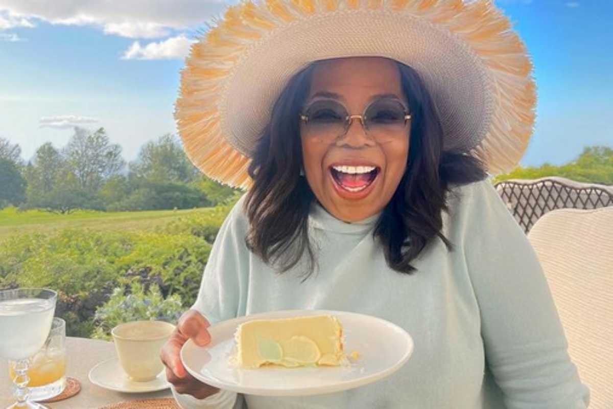Oprah Winfrey com um pedaço de bolo