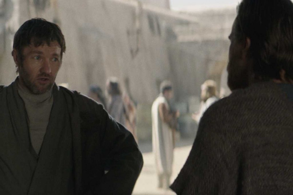 Owen Lars (Joel Edgerton) brigando com Obi-Wan Kenobi (Ewan McGregor)