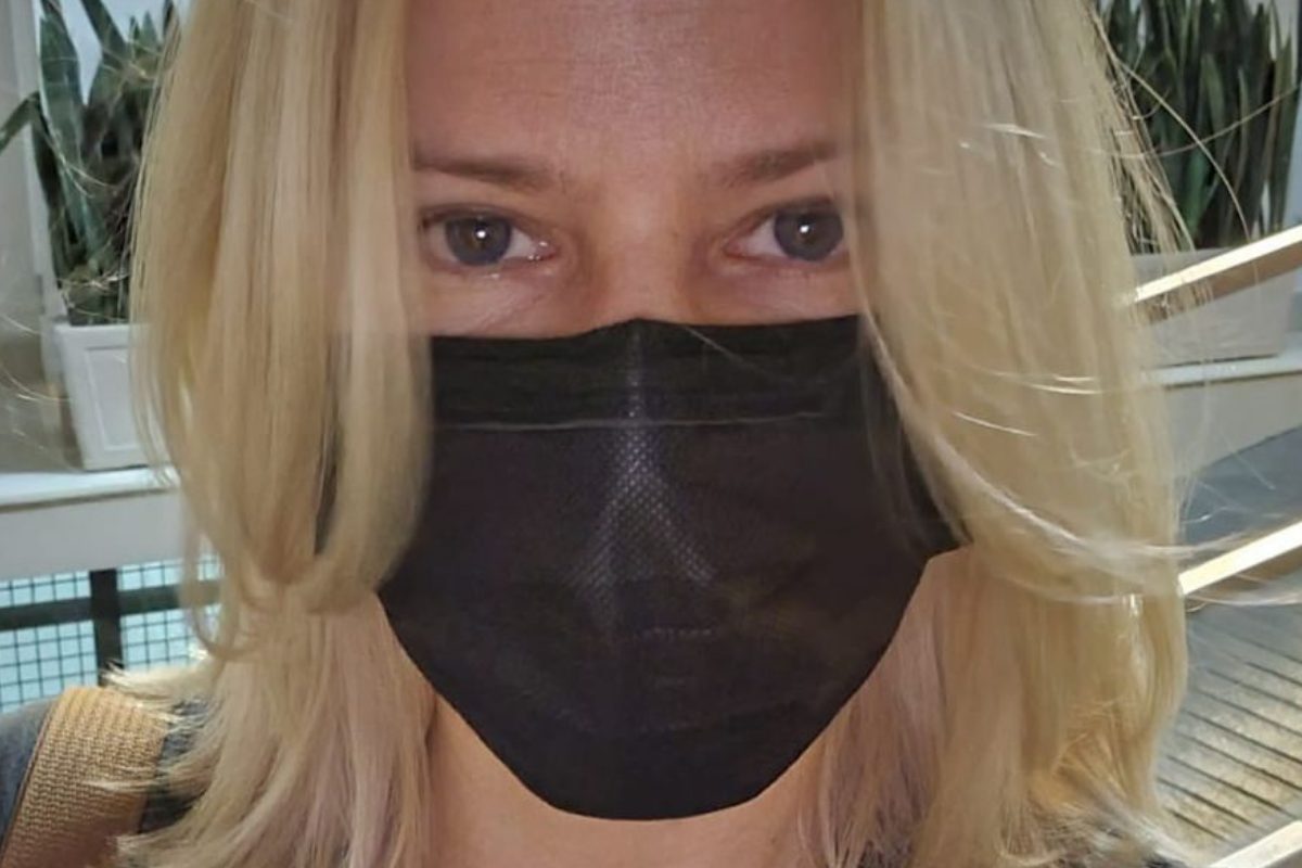 Paula Toller utilizando máscara preta no rosto