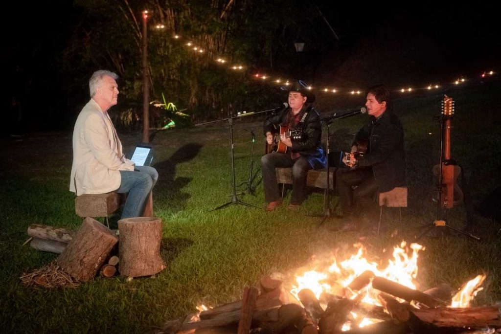 chitãozinho e xororó cantando juntos envolta da fogueira em especial de 50 anos de carreira da tv globo