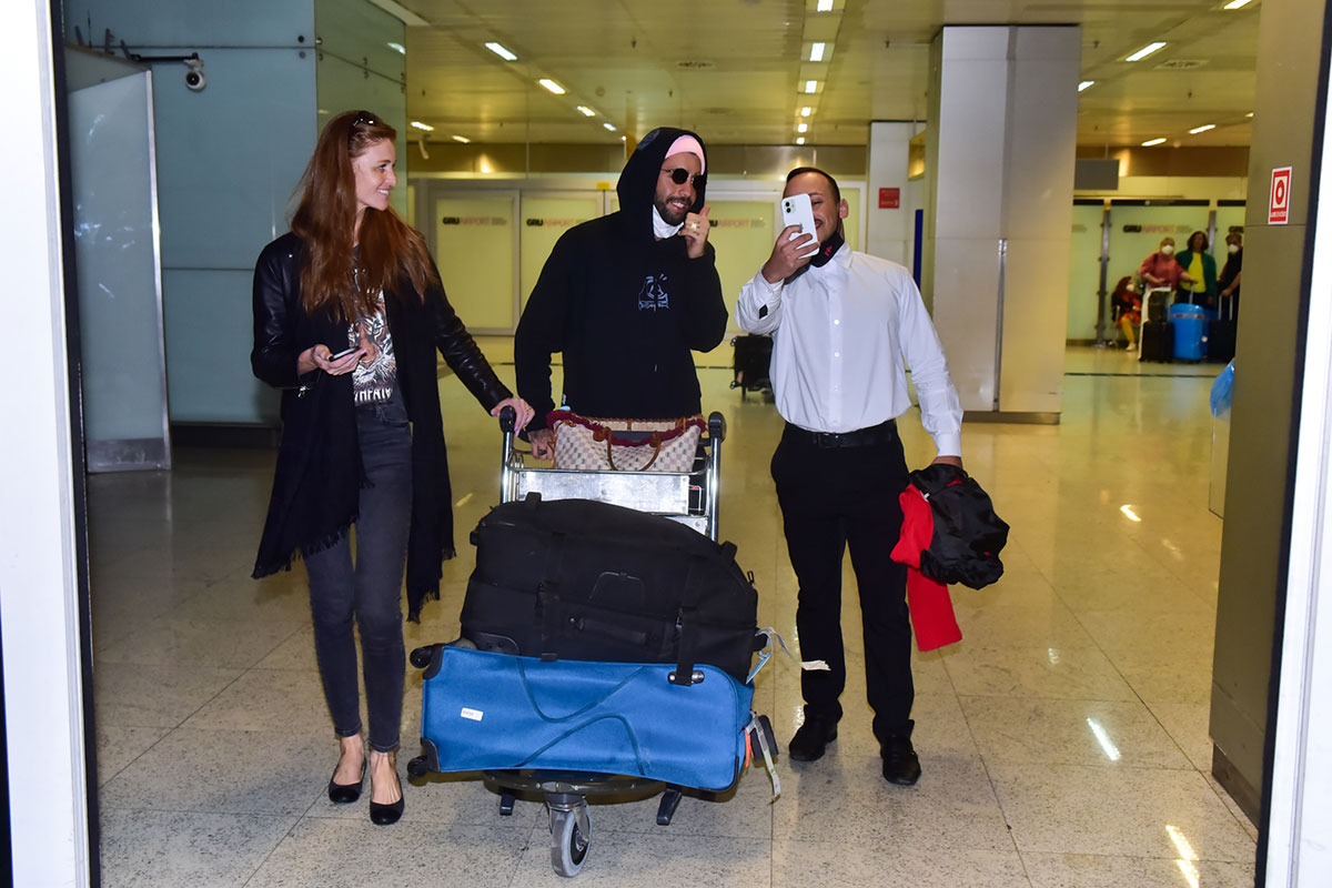 Pedro Scooby e Cintia Dicker desembarcam em aeroporto