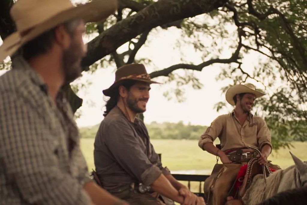 Peões rindo de Jove (Jesuíta Barbosa) em Pantanal