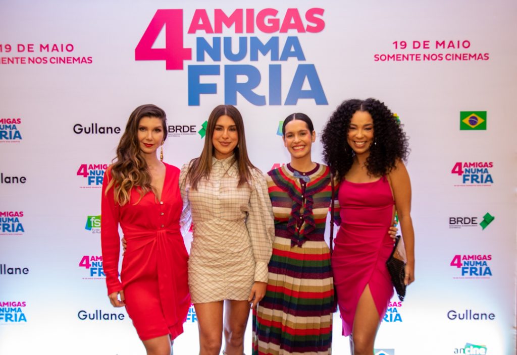 Priscila Assum, Fernanda Paes Leme, Maria Flor e Micheli Machado posando para foto em evento