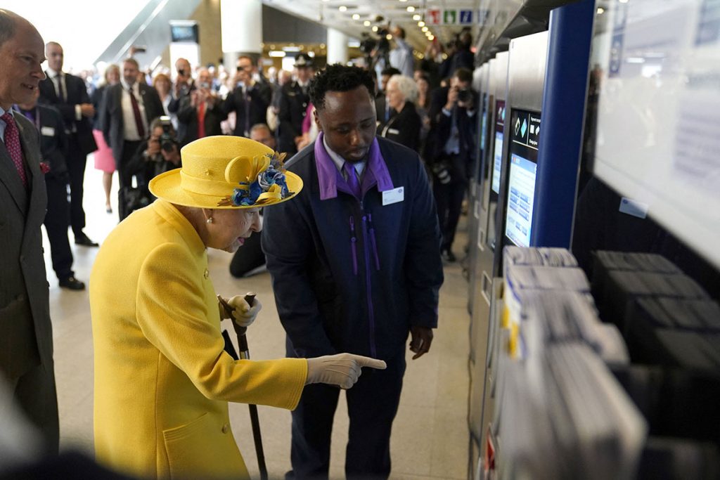 Rainha Elizabeth faz aparição surpresa em metrô de Londres