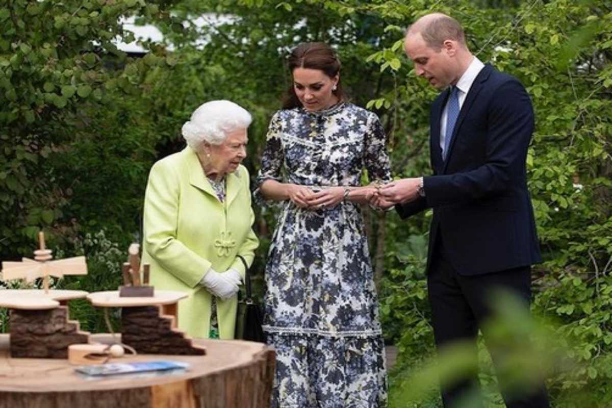 Rainha Elizabeth II, Kate Middleton e Príncipe William em jardim