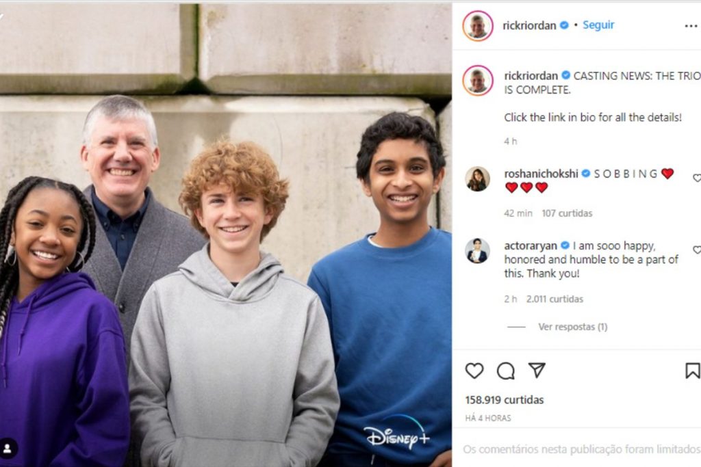 rick riordan posando com atores protagonistas da série de percy jackson