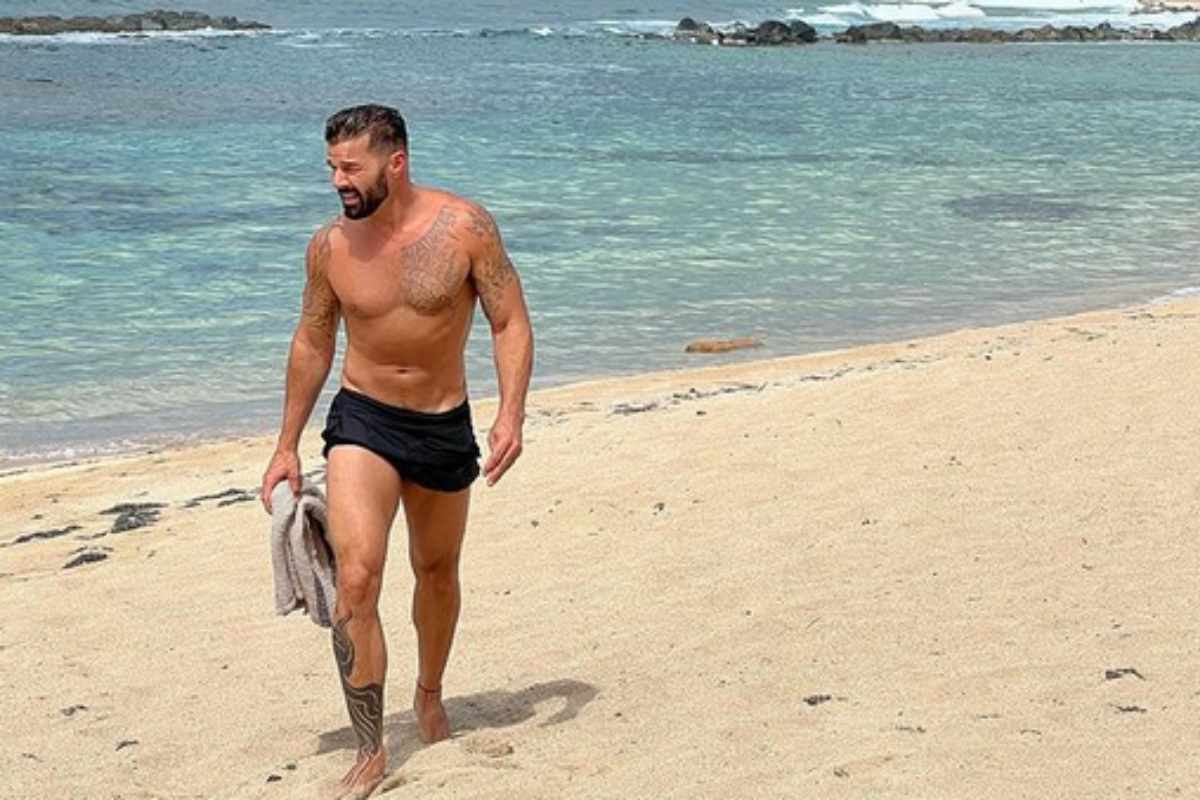 Ricky Martin sem camisa na praia