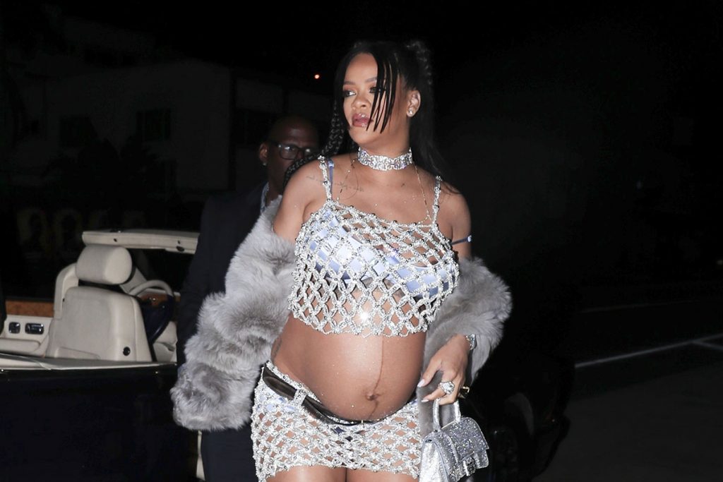 Rihanna arrasou no look e deixou o barrigão à mostra