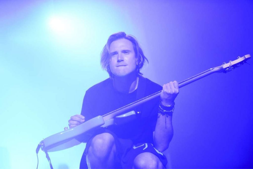 Dougie Poynter, baixista do McFly, em show da banda em São Paulo