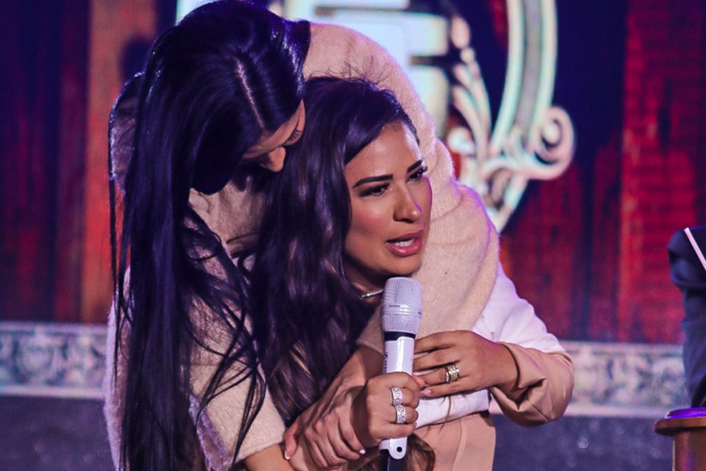 As duas se abraçaram ao relembrar a morte do pai