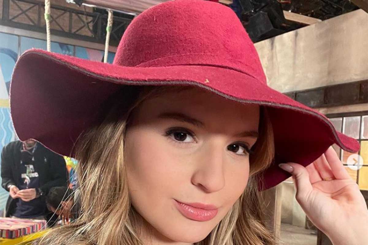 Sophia Valverde com chapéu vermelho