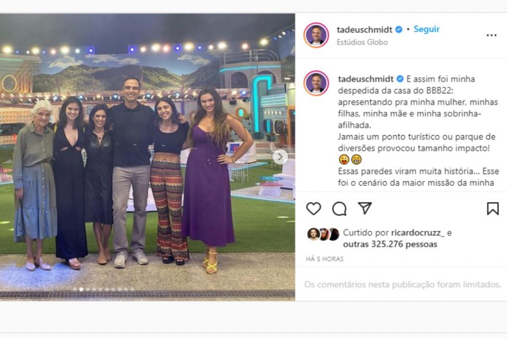 tadeu schmidt posando com mãe, esposa, filhas e sobrinha na casa do bbb22 no instagram