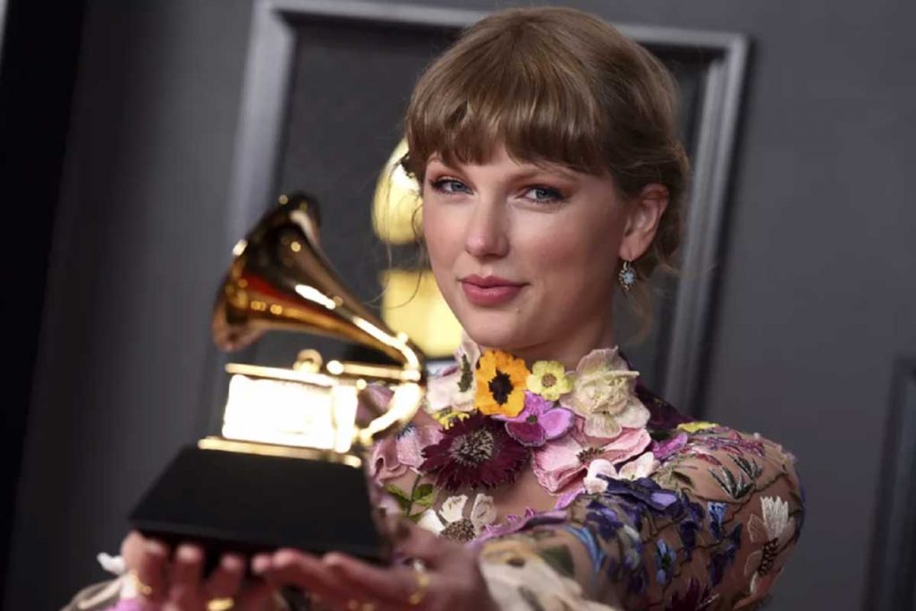 Taylor Swift segurando prêmio