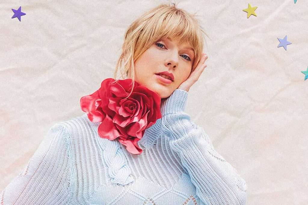 Taylor Swift com flor no pescoço