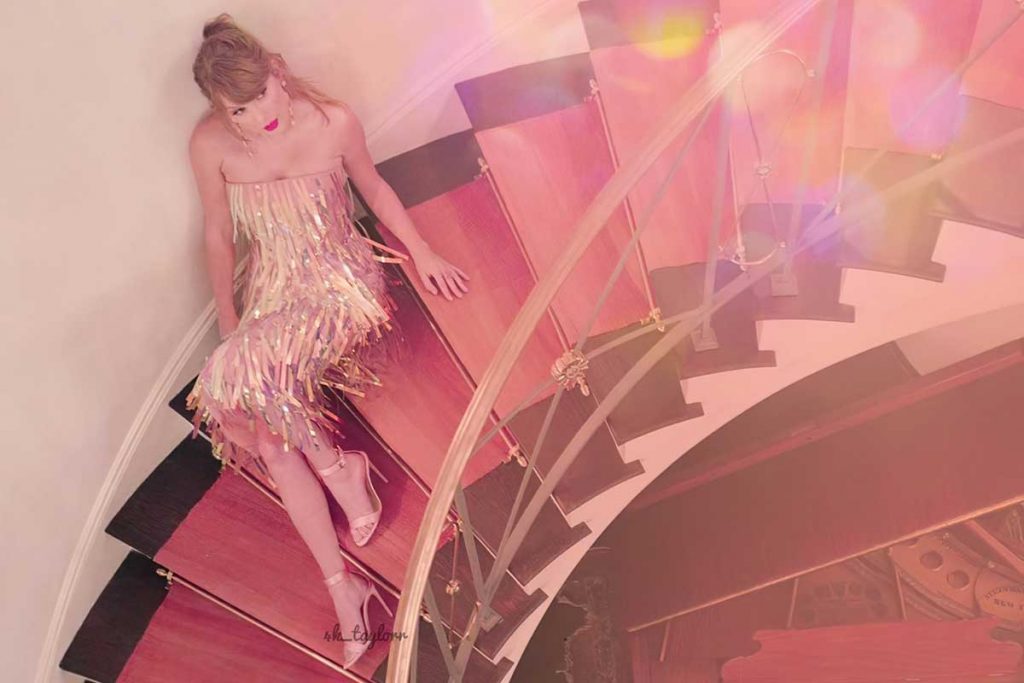 Taylor Swift sentada em escadaria