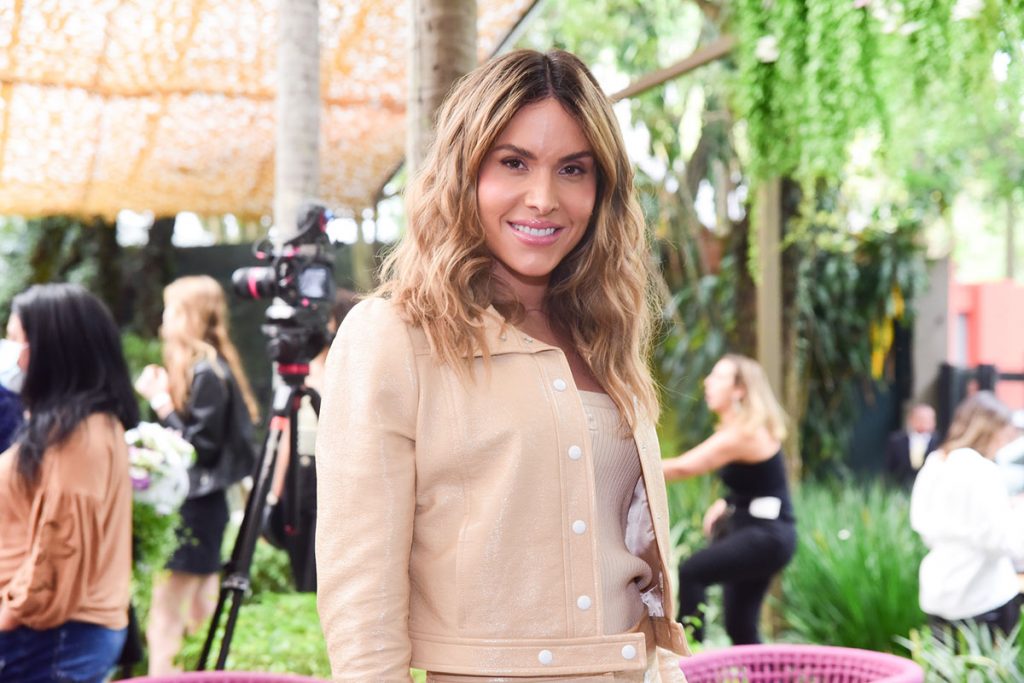 Thyane Dantas posa para fotógrafos