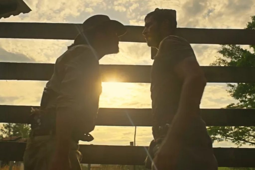 Trindade (Gabriel Sater) impedindo Levi (Leandro Lima) de fugir da fazenda em Pantanal