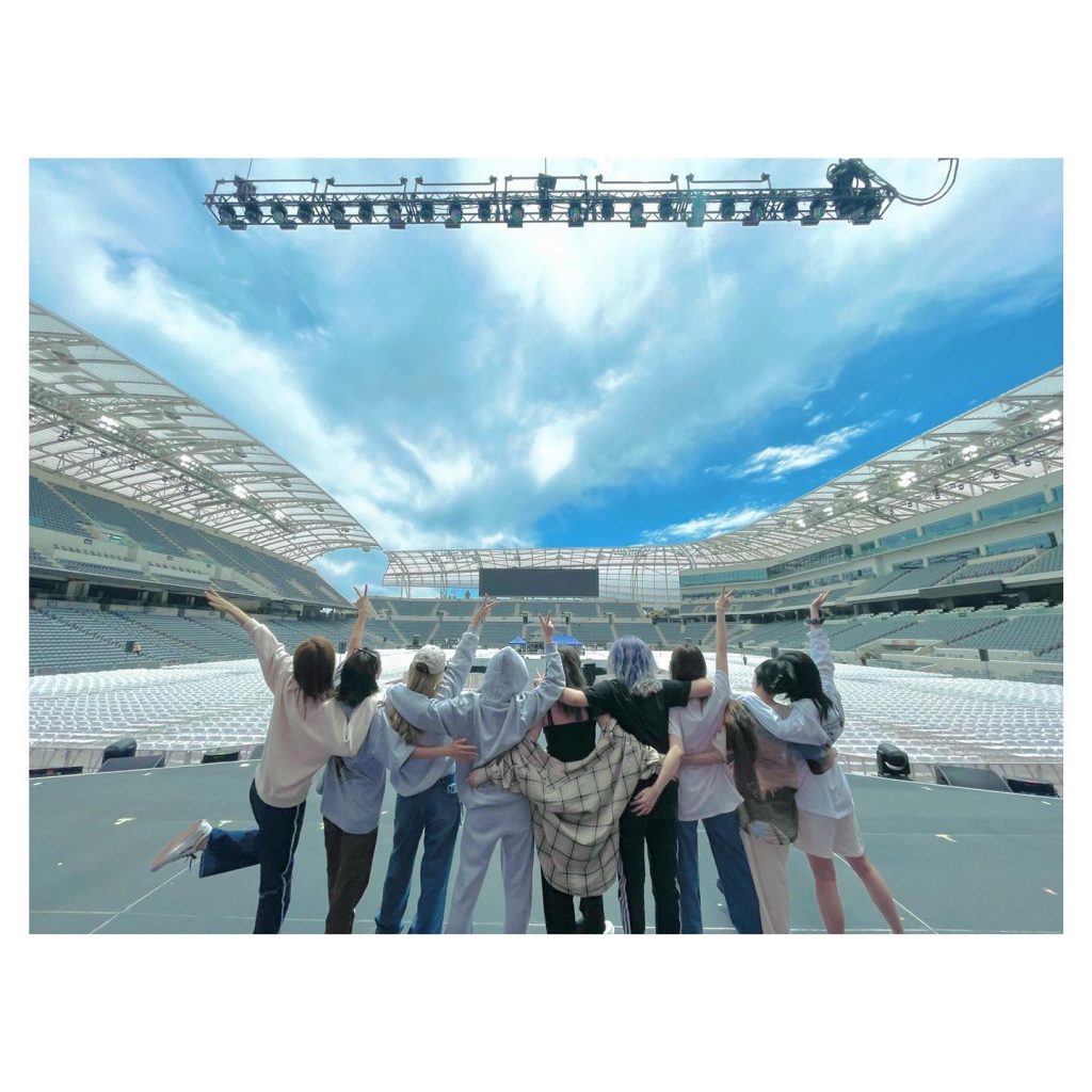 Integrantes do TWICE posando para foto