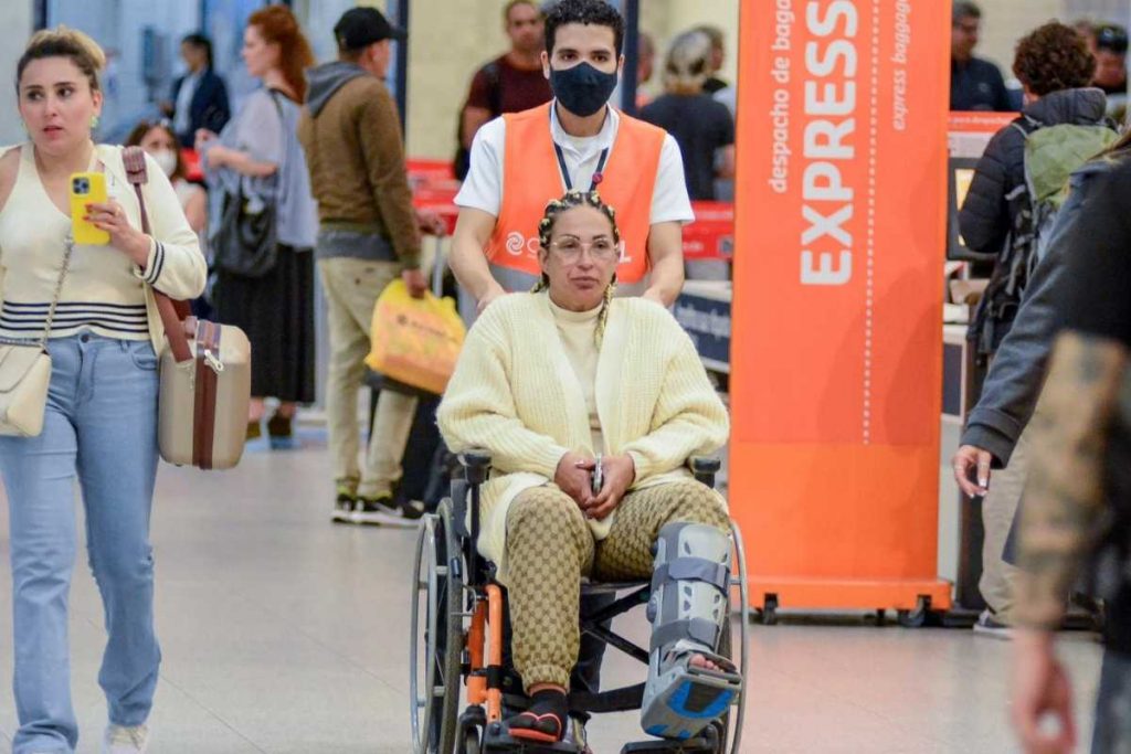 Valesca desembarcando no aeroporto após sofrer acidente em show no Canadá