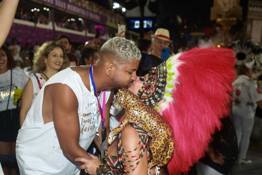 viviane araújo e Guilherme militão se beijando em desfile do salgueiro das escolas campeãs