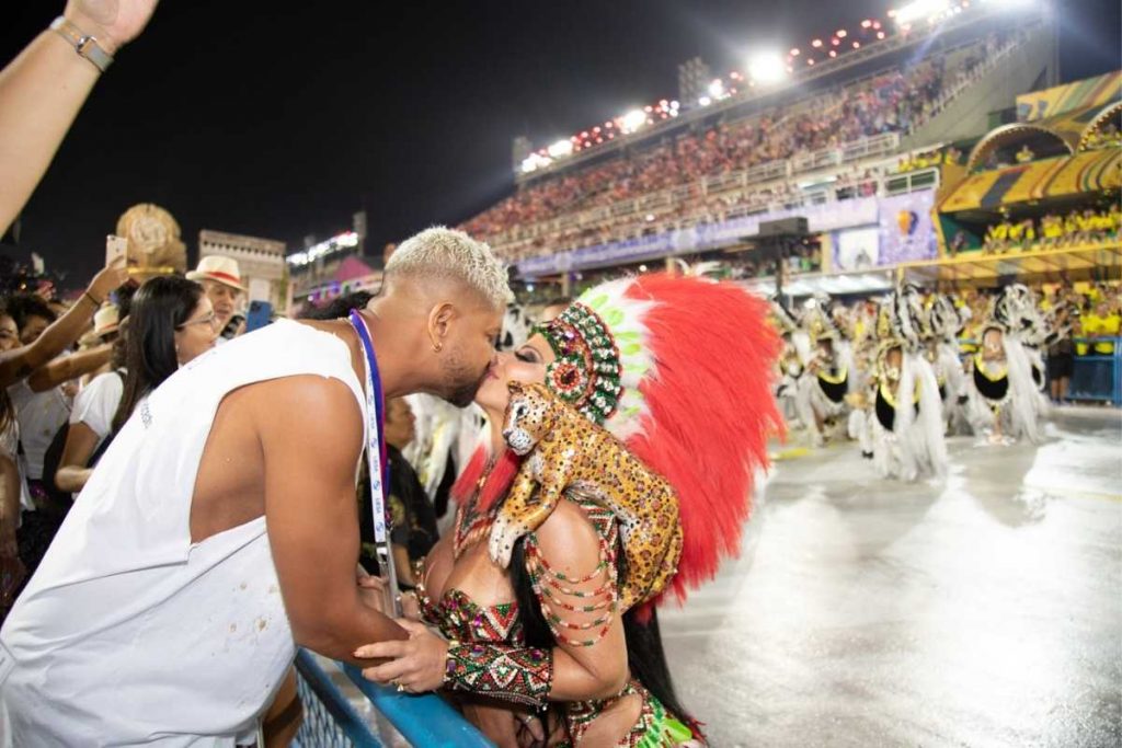 viviane araújo e Guilherme militão se beijando em desfile do salgueiro das escolas campeãs