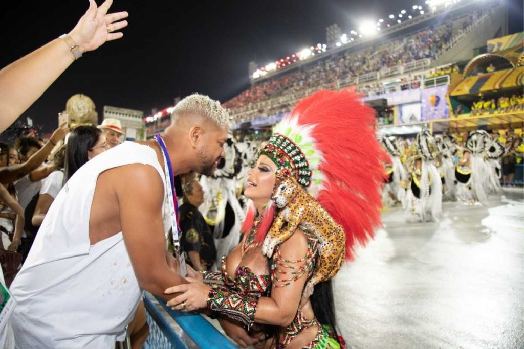 viviane araújo e Guilherme militão se admirando em desfile