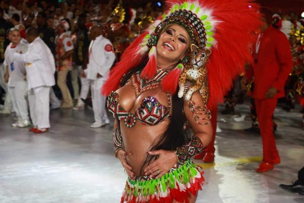 viviane araújo desfilando pelo salgueiro no desfile das campeãs do rio de janeiro
