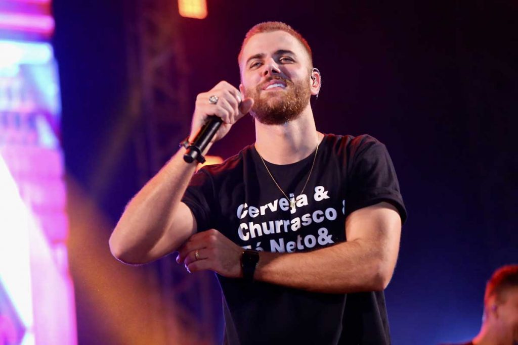 Zé Neto com camiseta que ganhou no show