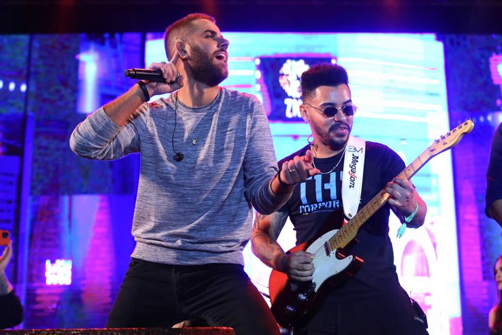 Zé Neto dança em show