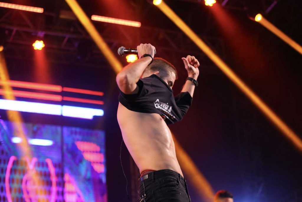 Zé Neto veste camiseta que ganhou