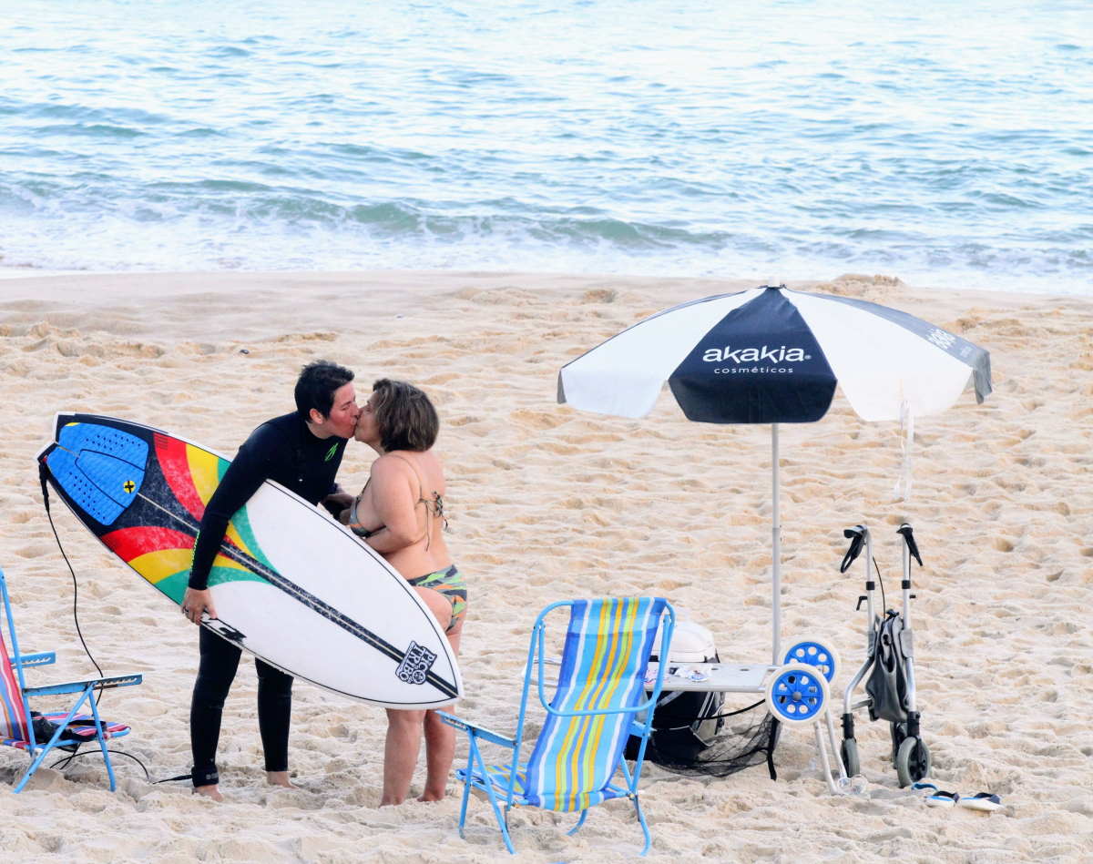 Claudia Rodrigues beija na praia