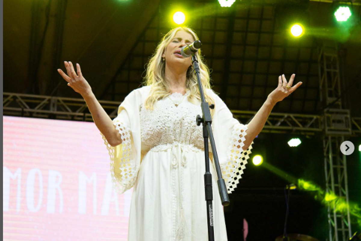 Karina Bacchi cantando